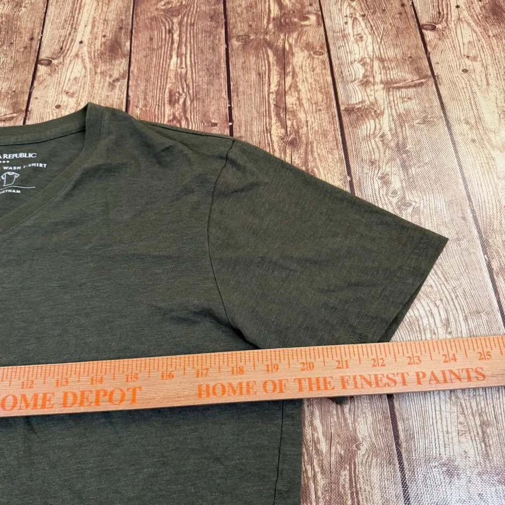 Banana Republic Eco Premium Wash T Shirt Mens Medium Green V Neck Short Sleeve